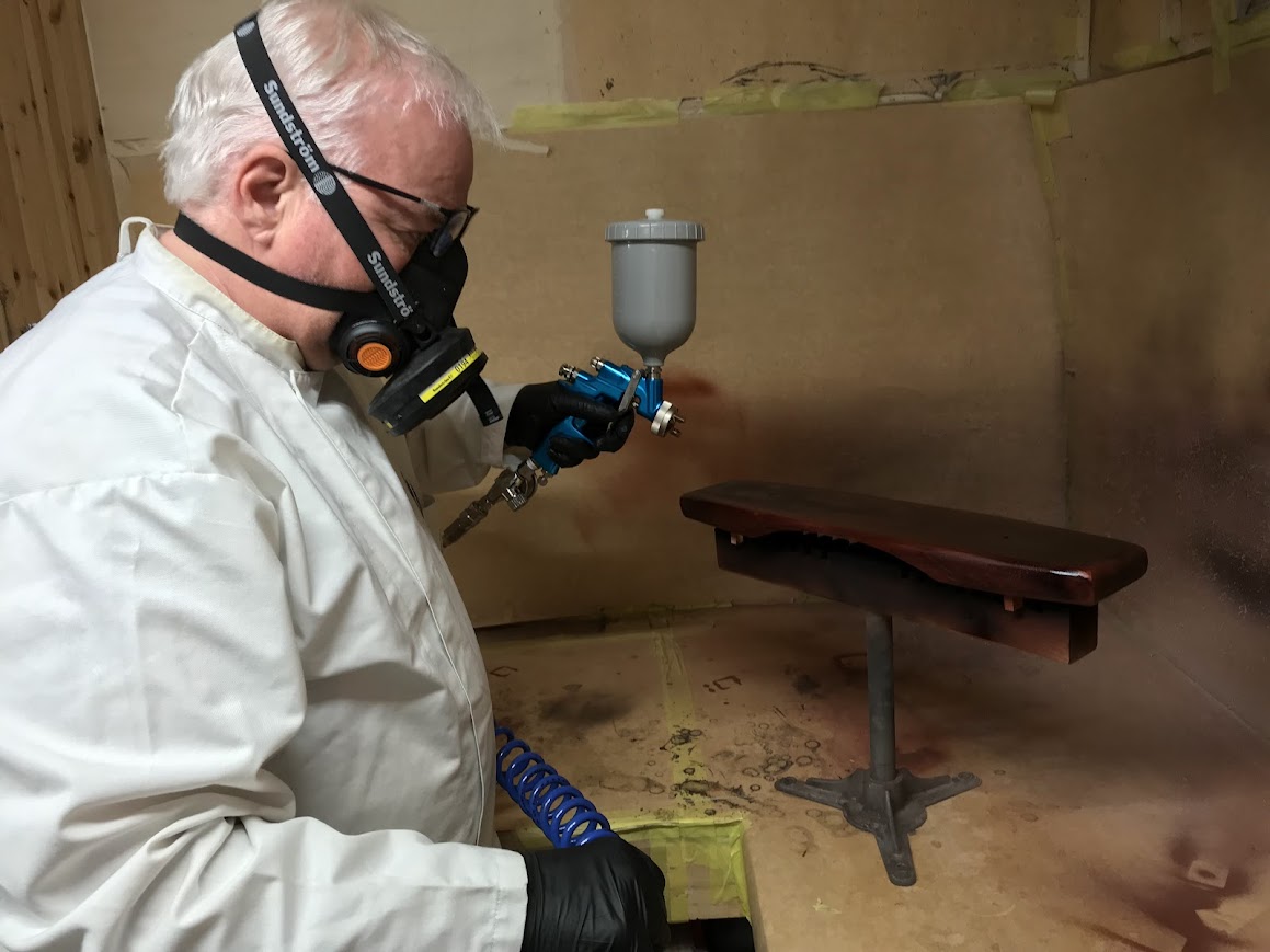 Her ser du også litt fra prosessen – fra grovskåret treverk til marimbastav.