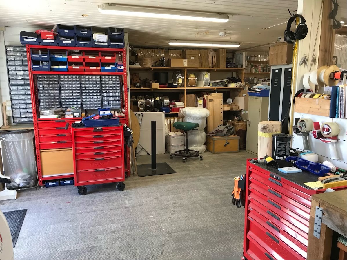 Verkstedet har blitt ryddet etter noen uker med overflod av instrumenter til stemming, kasser og bager. Godt å se gulvene i gjen.